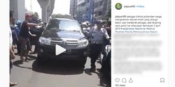 Menolak Diderek, Sopir Fortuner ini Kabur dan Tabrak Mobil Polisi