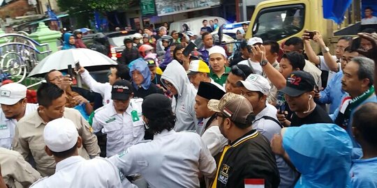 Hindari Macet, Sandiaga Jalan Kaki 300 Meter ke Lokasi Kampanye di Bekasi