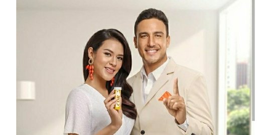 Foto Dengan Pose Satu Jari, Unggahan Hamish Daud dan Raisa Bikin Heboh Warganet