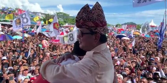 Terharu, Prabowo Peluk Seorang Montir yang Beri Sumbangan Dana Buat Kampanye