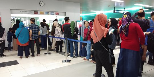 Antrean 'Mengular', Penumpang Keluhkan Minimnya Loket Pembelian Tiket MRT