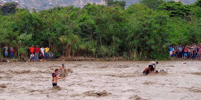 Hindari Krisis, Warga Venezuela Nekat Seberangi Sungai ke Kolombia