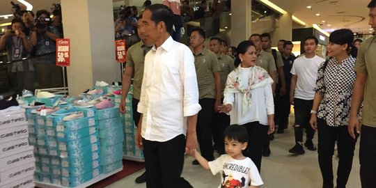 Di Sela Kunjungan Kerja, Jokowi Ajak Jan Ethes Main di Mal