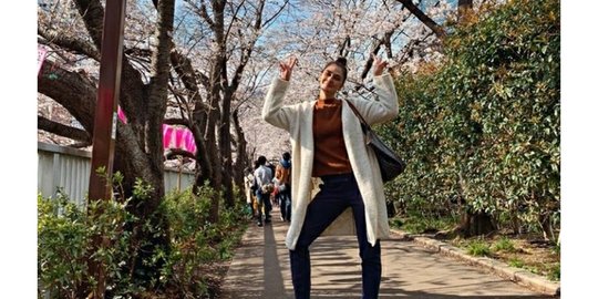 Unggah Foto Liburan ke Jepang, Warganet Dibuat Kaget Saat Tahu Harga Tas Luna Maya