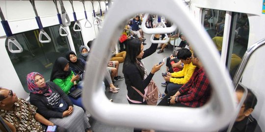 Penumpang Keluhkan Bau Pesing di dalam MRT