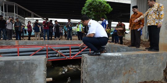 Anies Baswedan Tinjau Titik Banjir di Pancoran