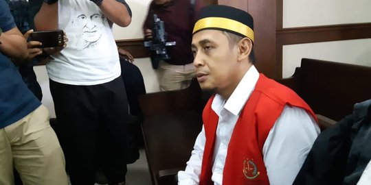 Sidang Perdana, Terdakwa Hoaks 7 Kontainer Surat Suara Tercoblos Pose Dua Jari