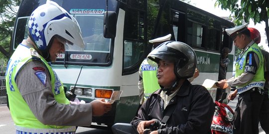 2.000 Pemotor di Sumsel Ditilang Karena Merokok dan Pakai Headset Saat Berkendara