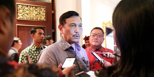 Luhut Mengaku Beri Amplop ke Kiai Bangkalan karena Sedang Sakit