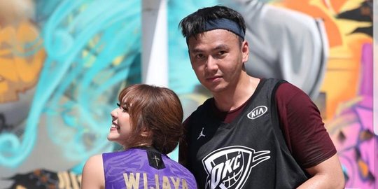 Gisel Dan Wijaya Saputra Tak Sungkan Pamer Kemesraan Saat Main Basket Merdeka Com