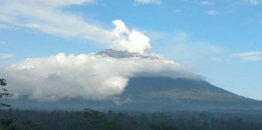 Kepanikan di Pura Besakih saat Gunung Agung Erupsi