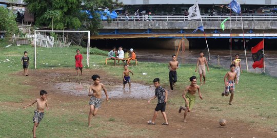 Semangat Anak-anak Bermain Sepak Bola di Tengah Keterbatasan