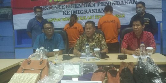 Bermodal Visa Kunjungan, Pasutri Asal China Diciduk Saat Berjualan Sepatu di Sekolah