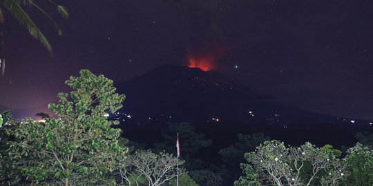 PVMBG Sebut Erupsi Gunung Agung Belum Berhenti