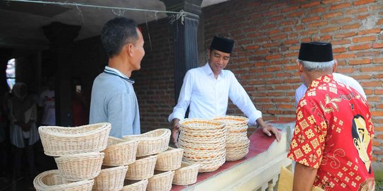 Ditemani Relawan ABJ, Jokowi Sapa Pengrajin Rotan di Tegal Wangi Cirebon