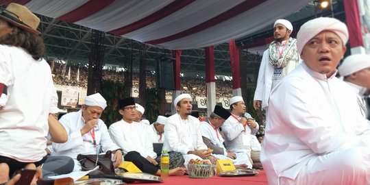 Sebelum Kampanye Akbar, Prabowo-Sandi Salat Subuh Berjemaah di Stadion GBK