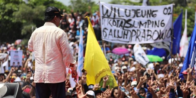 Minta Maaf, Prabowo Terharu Melihat Spanduk Rakyat Terbuat dari Karung