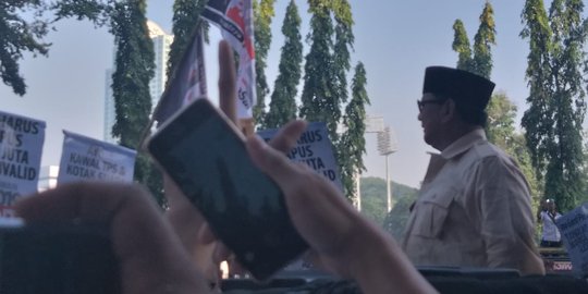 Sebelum Orasi Politik, Prabowo Sapa Pendukung di Luar Stadion GBK