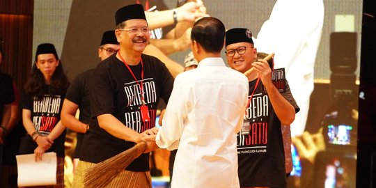 Jokowi Gunakan Sapu Lidi Alumni PL untuk Bersihkan Hoaks dan Korupsi