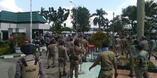 Demo Tolak Pabrik Semen di Samarinda Ricuh, Batu hingga Busur Beterbangan