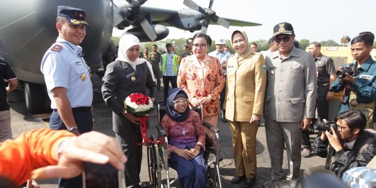 Rayakan HUT TNI AU, Khofifah Terbang Bareng ABK Naik Hercules