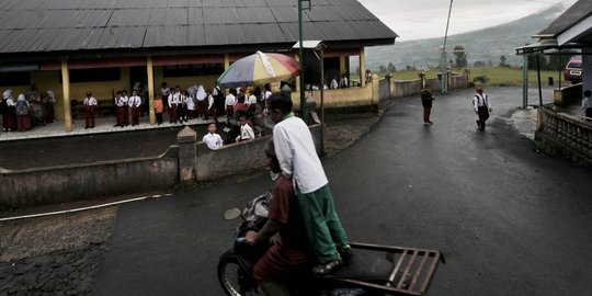 Semangat Anak-anak Sekolah di Kaki Gunung Sumbing