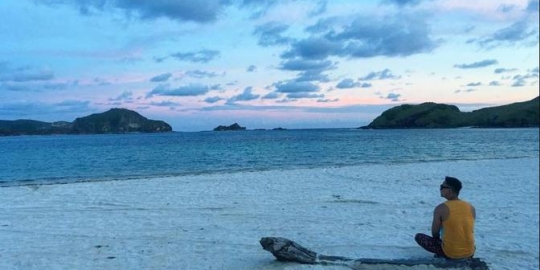 Jasa Unik Bocah Fotografer di Pantai Tanjung Aan Lombok, Kamera Ditanggung Wisatawan