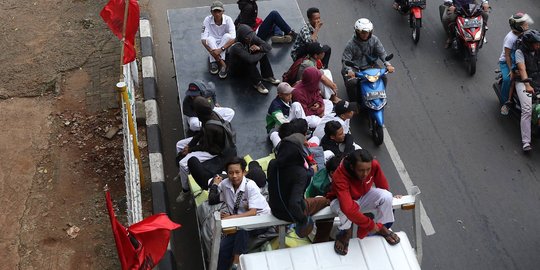 Aksi Berbahaya Pelajar Naik Truk Terbuka