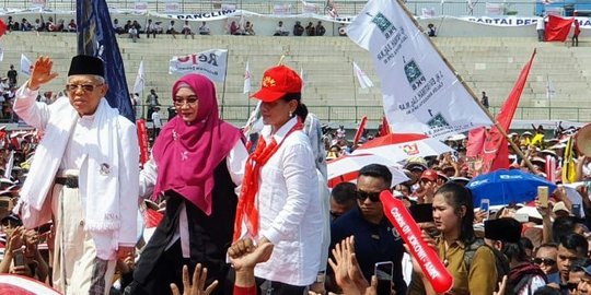 Kampanye Bareng Jokowi, Ma'ruf Bakar Semangat Massa di Karawang Pakai Lagu