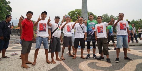 Foto Bareng Pendukung Jokowi di Bali, Sandiaga Berpose Satu Jari