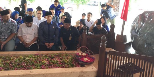 Di Blitar, AHY & Pakde Karwo Ziarah ke Makam Soekarno