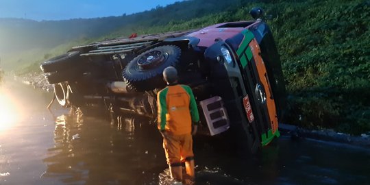 Kali Ciasem Meluap Akibat TPA Longsor, 3 Truk Sampah DKI Terguling