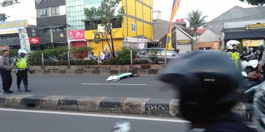 Polisi Olah TKP Kecelakaan Tunggal di Jl Margonda Depok Tewaskan Pemotor