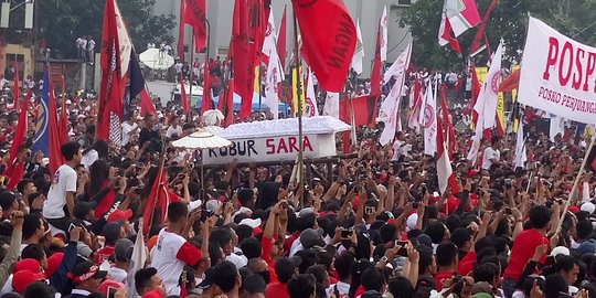 Peserta Kampanye Angkat Keranda Mayat saat Jokowi Orasi di Solo