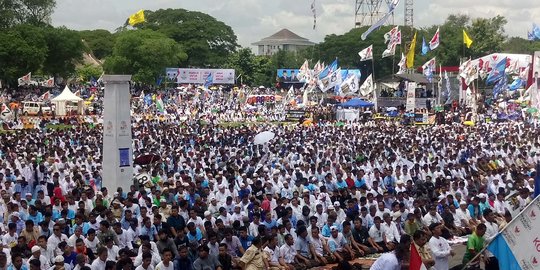 Puluhan Ribu Pendukung Prabowo Salat Zuhur Berjemaah di Stadion Sriwedari