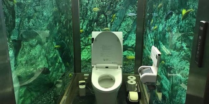 Uniknya Toilet Akuarium di Kafe Terpopuler Akashi, Jepang