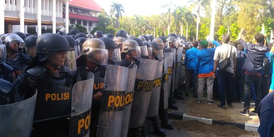 Ingin Bertemu Plt Gubernur Aceh, Massa Demonstran Coba Tembus Barisan Polisi