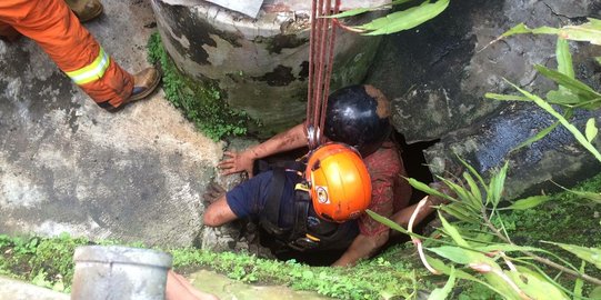 Penyelamatan Emak yang Terpeleset Masuk Sumur di Bandung