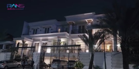 Melihat Lebih Dekat Istana Megah Milik HM Fitno, Crazy Rich Pondok Indah