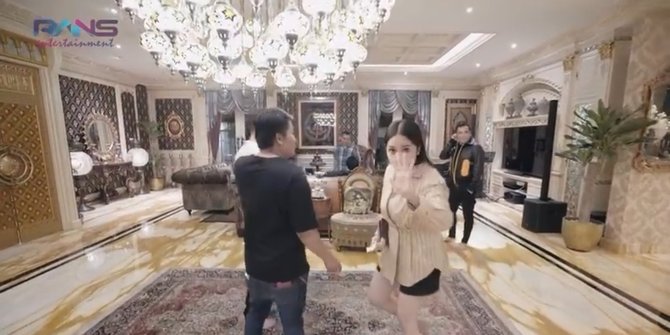 Melihat Lebih Dekat Istana Megah Milik HM Fitno, Crazy 