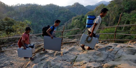 Perjuangan KPU India Distribusikan Mesin Pemungutan Suara ke Daerah Terpencil