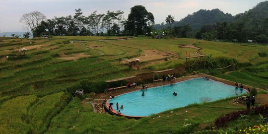 Biru Air Pemandian di Hijau Persawahan Melung