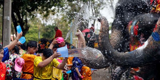 Keseruan Gajah Siram-siraman Air dengan Manusia