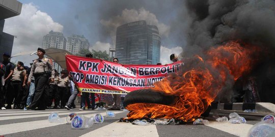 Jelang 2 Tahun Kasus Novel, Massa Gelar Aksi Demo dan Bakar Ban di KPK