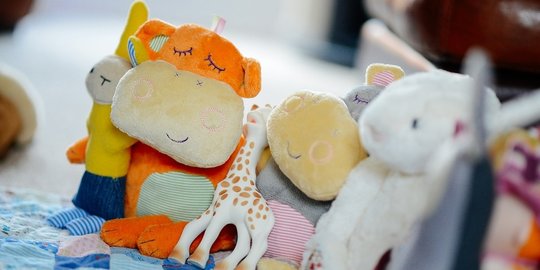boneka berbulu di kamar