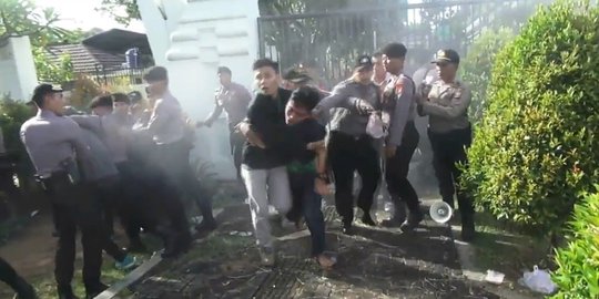 Demo Mahasiswa Tuntut Wahidin Mundur sebagai Gubernur Banten Berujung Ricuh