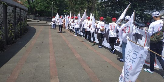 40 Warga Tasik Jalan Kaki Bandung-Jakarta Demi Hadir Kampanye Jokowi di GBK