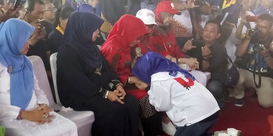 Ingin jadi Anggota DPR RI, Caleg Ini Bersimpuh di Pangkuan Ibunda Jokowi