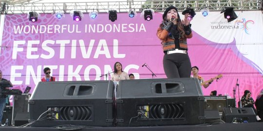 Jenita Janet Ajak Seru-Seruan di Festival Crossborder Entikong