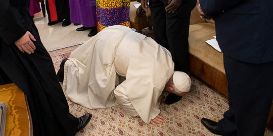 Momen Paus Fransiskus Cium Kaki Pemimpin Sudan Selatan